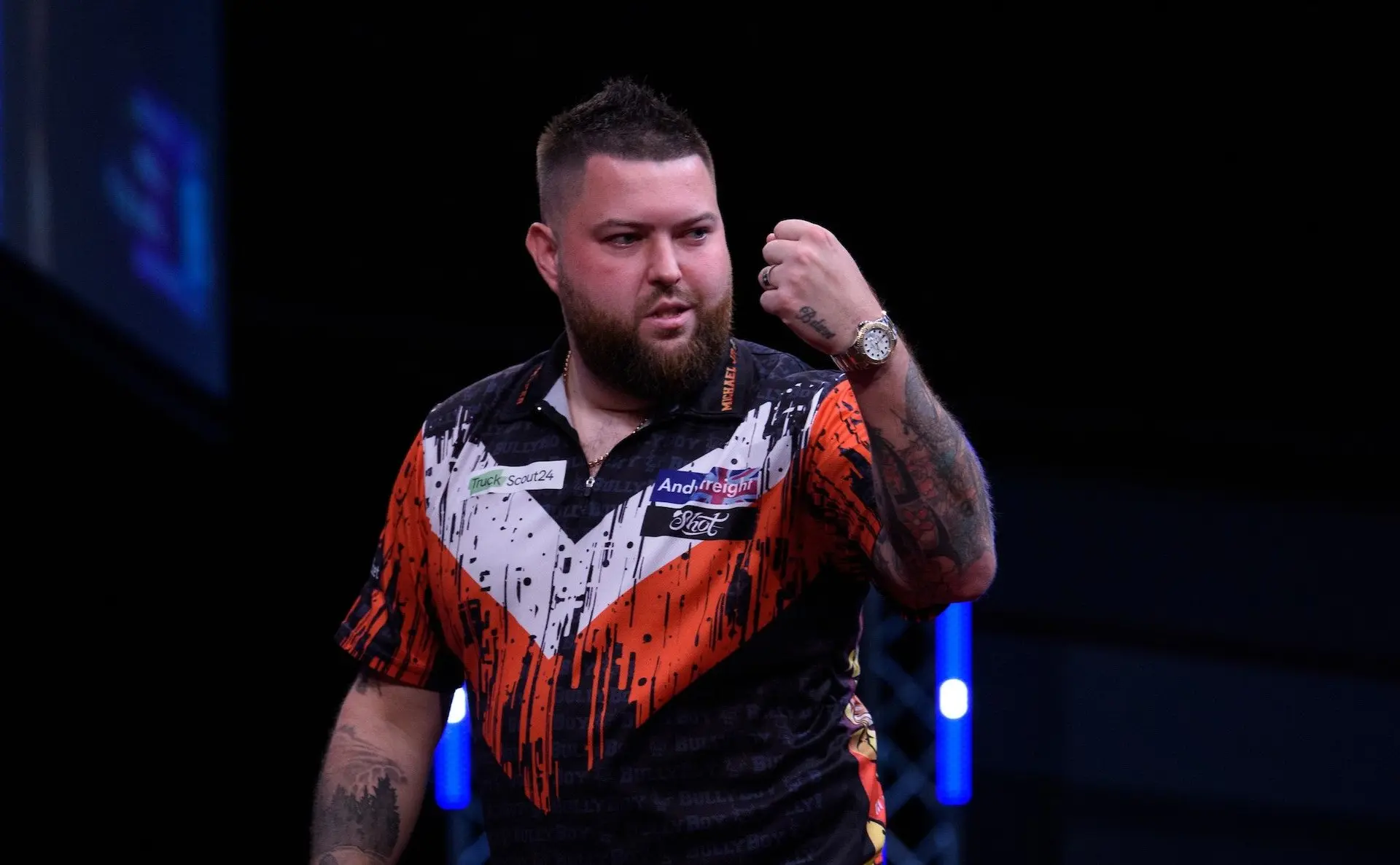Michael Smith kämpft sich an Suljovic vorbei, nachdem Van den Bergh mit einem Sieg in den Grand Slam of Darts 2024 gestartet ist