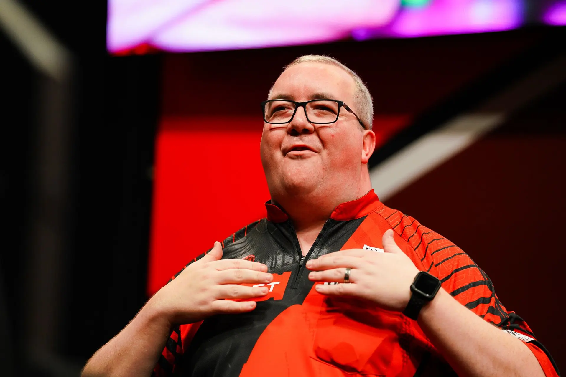 Stephen Bunting gibt den Namen seines Babys mit einem BVB-Trikot bekannt