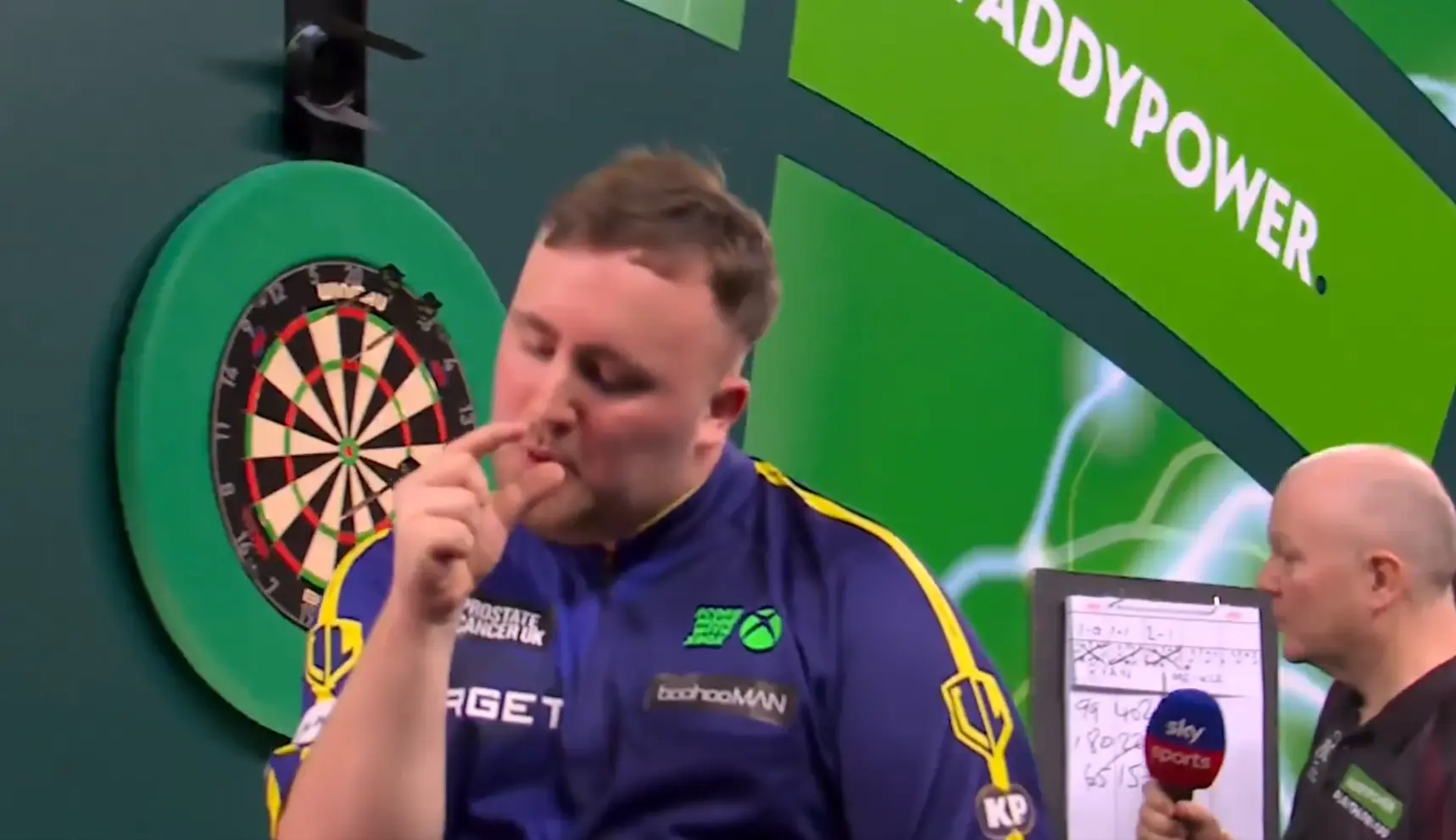 VIDEO: Luke Littler verpasst erneut knapp die Doppel-12 für einen 9-Darter!