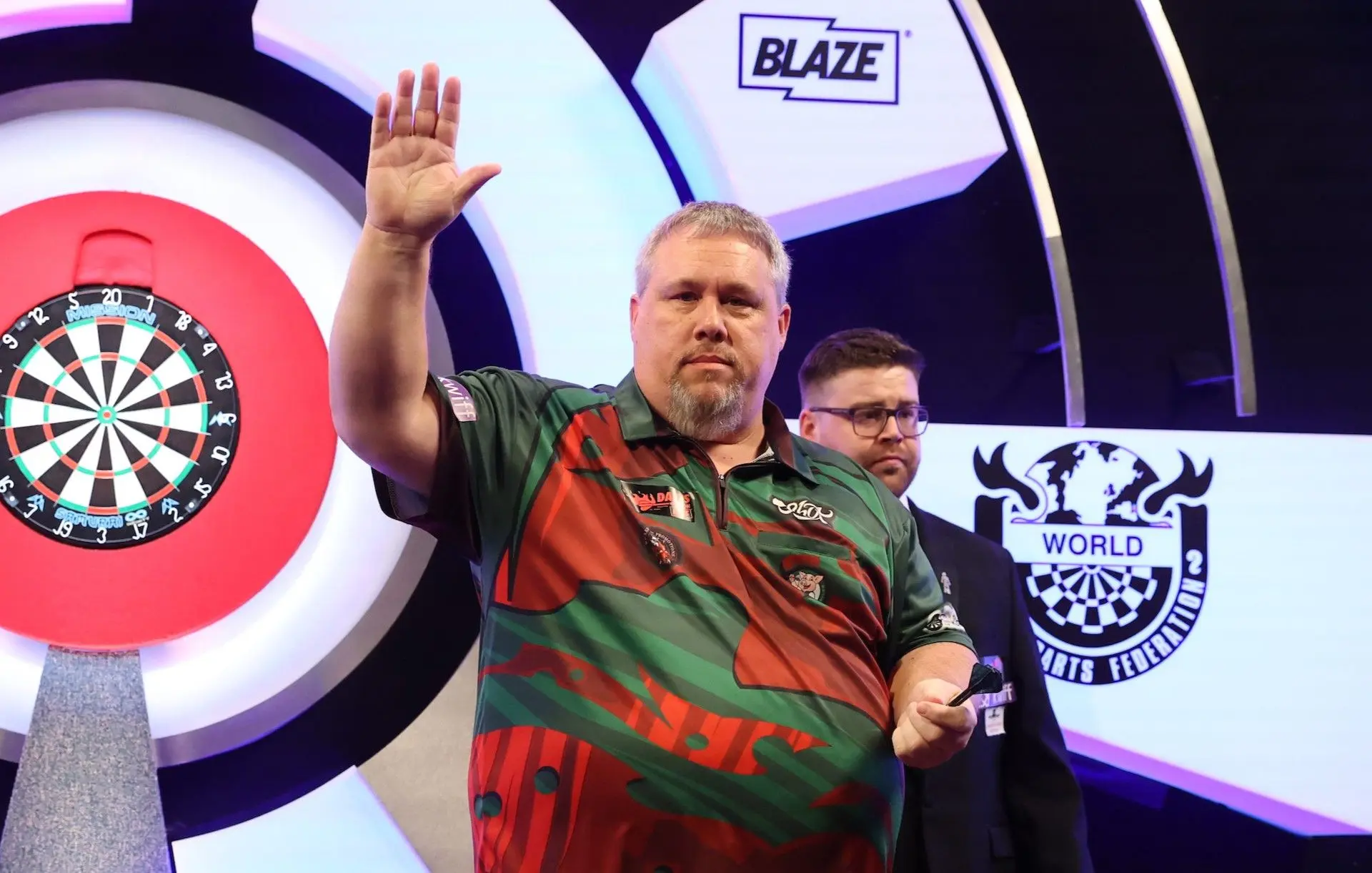 Jason Brandon setzt seine Underdog-Geschichte fort und besiegt Neil Duff in einem Lakeside-Klassiker; auch Hedman im Halbfinale