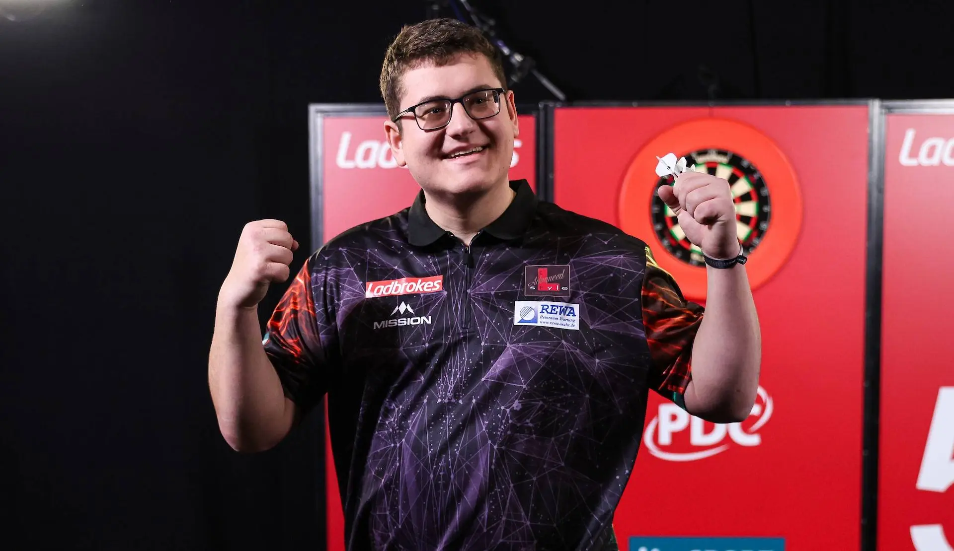 LIVE Players Championship 27: Dominik Grüllich demontiert Dave Chisnall mit Whitewash-Sieg und 108er-Average - auch Martin Schindler im Boardfinale