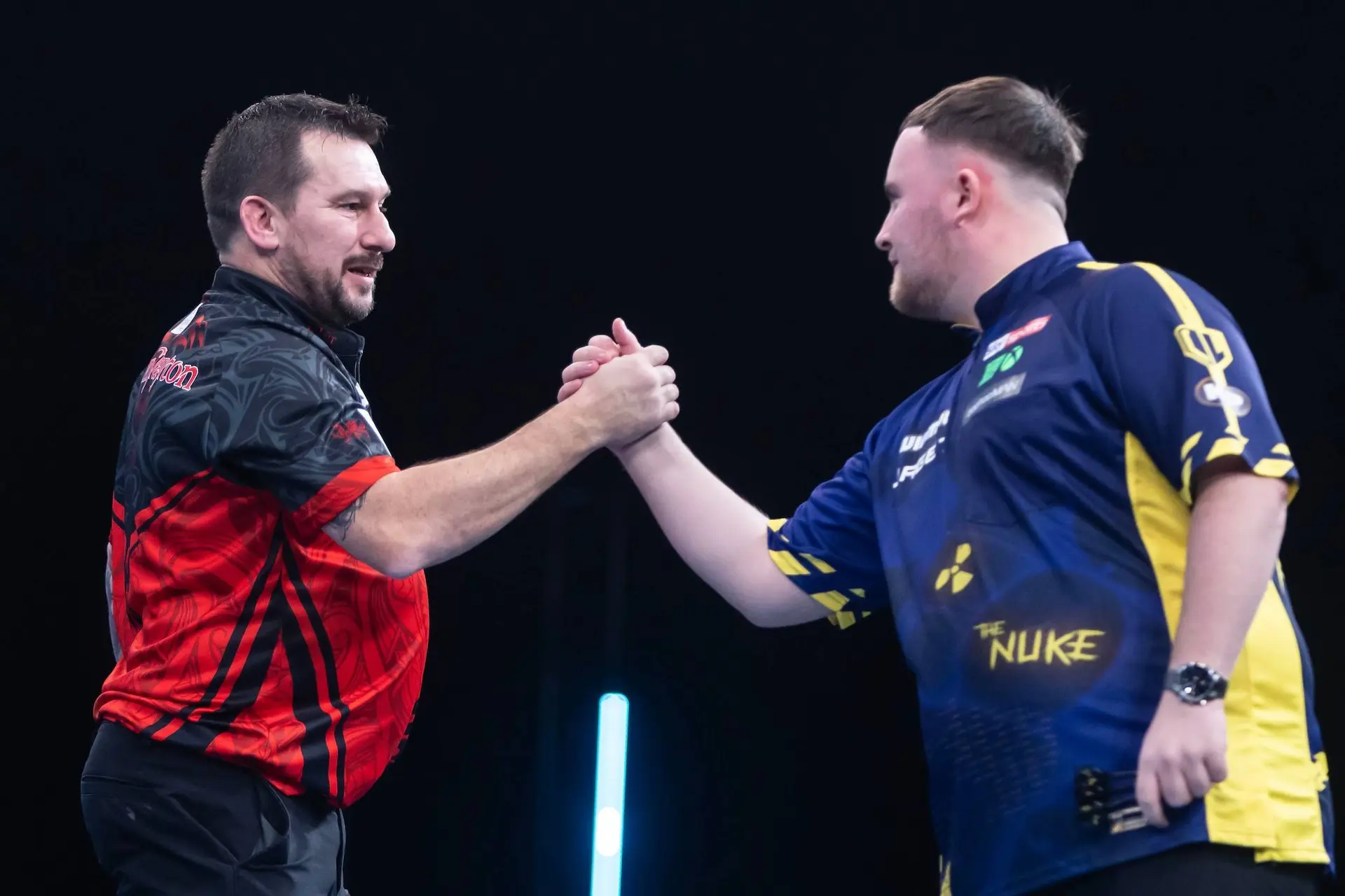 Luke Littler wirft Titelverteidiger raus – Clayton, Van Duijvenbode und Price folgen ins Viertelfinale des World Grand Prix 2025