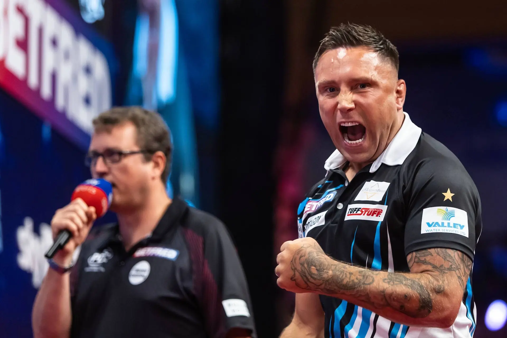 „Ich hatte das Gefühl, mein Kopf explodiert“ – Gerwyn Price behält im emotionalen Duell mit Daryl Gurney die Nerven