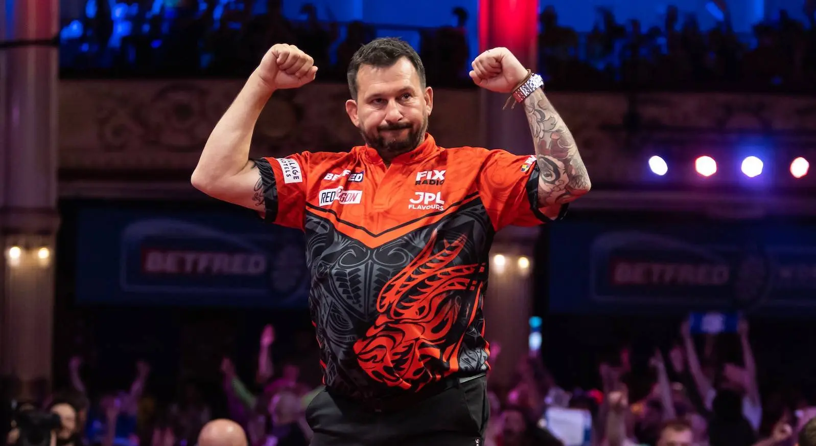 Clayton siegt bei World Series of Darts Finals per Whitewash mit 100+ Average; Menzies entfernt Wright aus dem Turnier