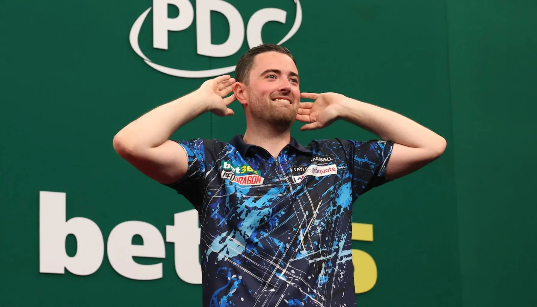 „Eigentlich hätte Mickey den Sieg verdient“ – Luke Humphries zittert sich ins Achtelfinale von Kiel