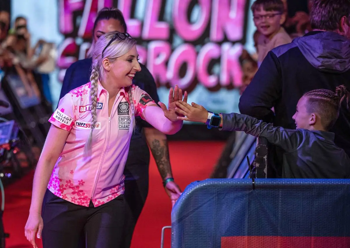 „Mein Sohn mag Darts nicht einmal. Wenn er nach Hause kommt, reden wir überhaupt nicht darüber.“ - Fallon Sherrock versucht zu Hause mit ihrem Sohn möglichst wenig mit Darts zu tun zu haben