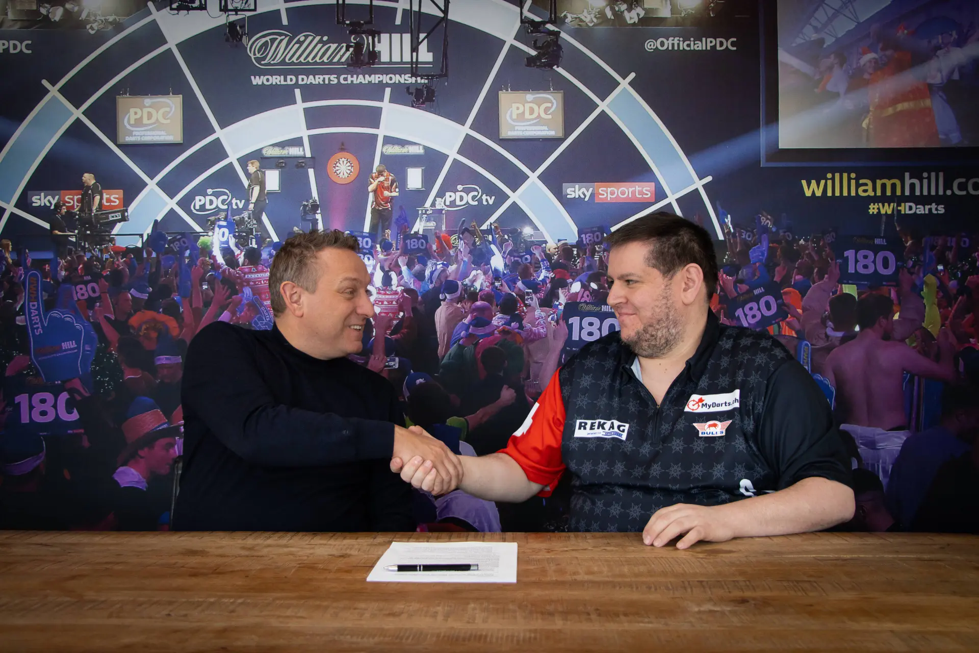Stefan Bellmont und Teemu Harju unterzeichnen Vertrag mit Darts-Hersteller Bull's NL