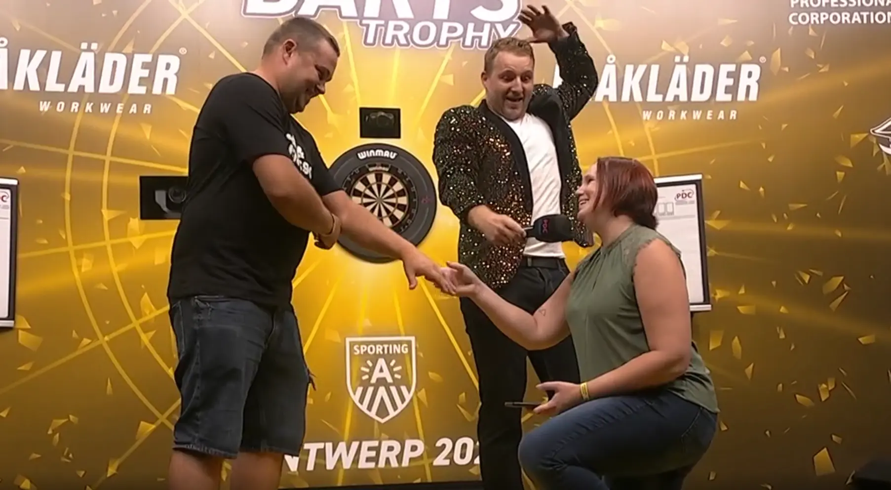 Romantischer Heiratsantrag stiehlt die Show bei der Flanders Darts Trophy in Antwerpen