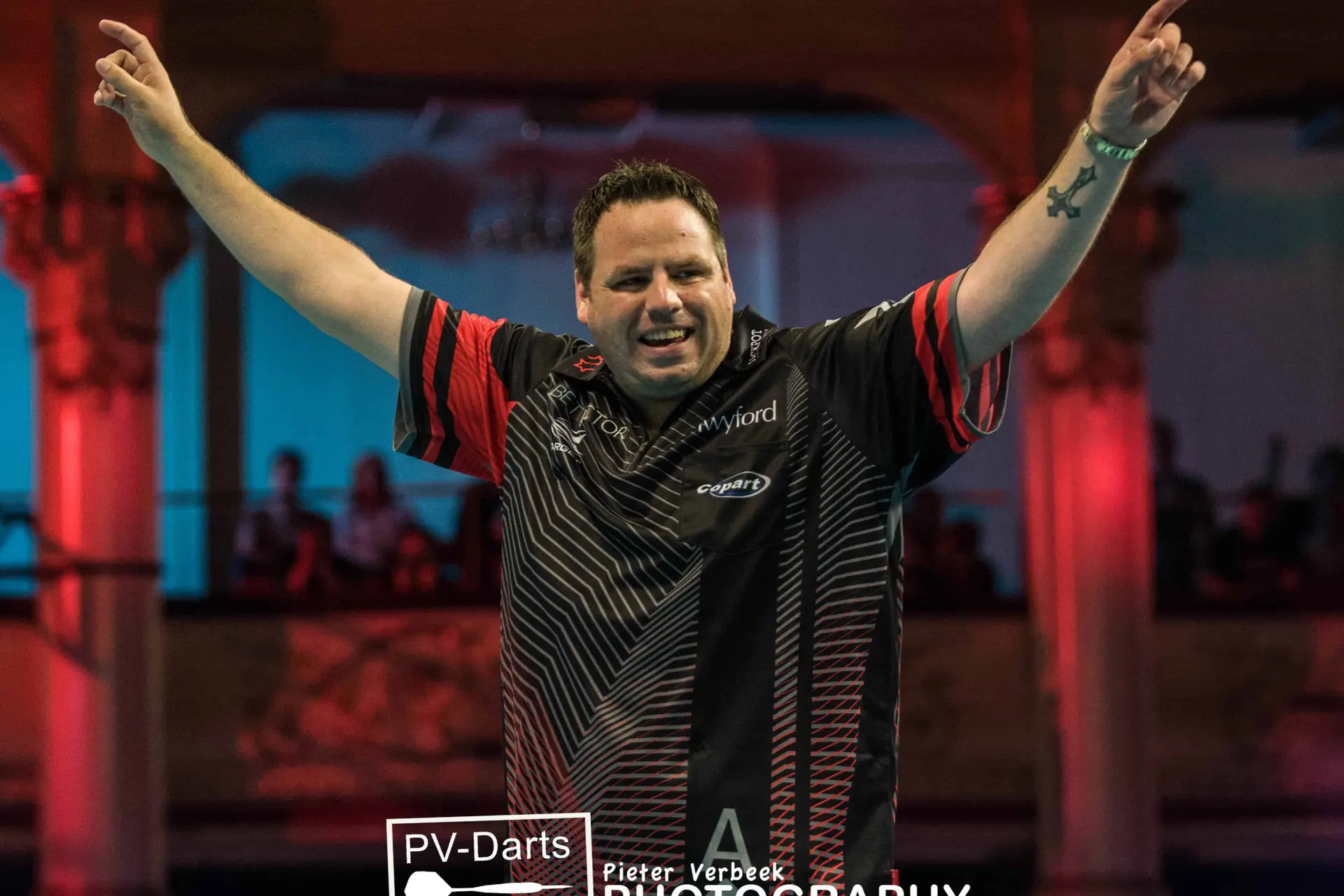 Vom Erben Phil Taylors zum zweifachen Weltmeister - das ist die Geschichte des Darts-Entertainers Adrian Lewis