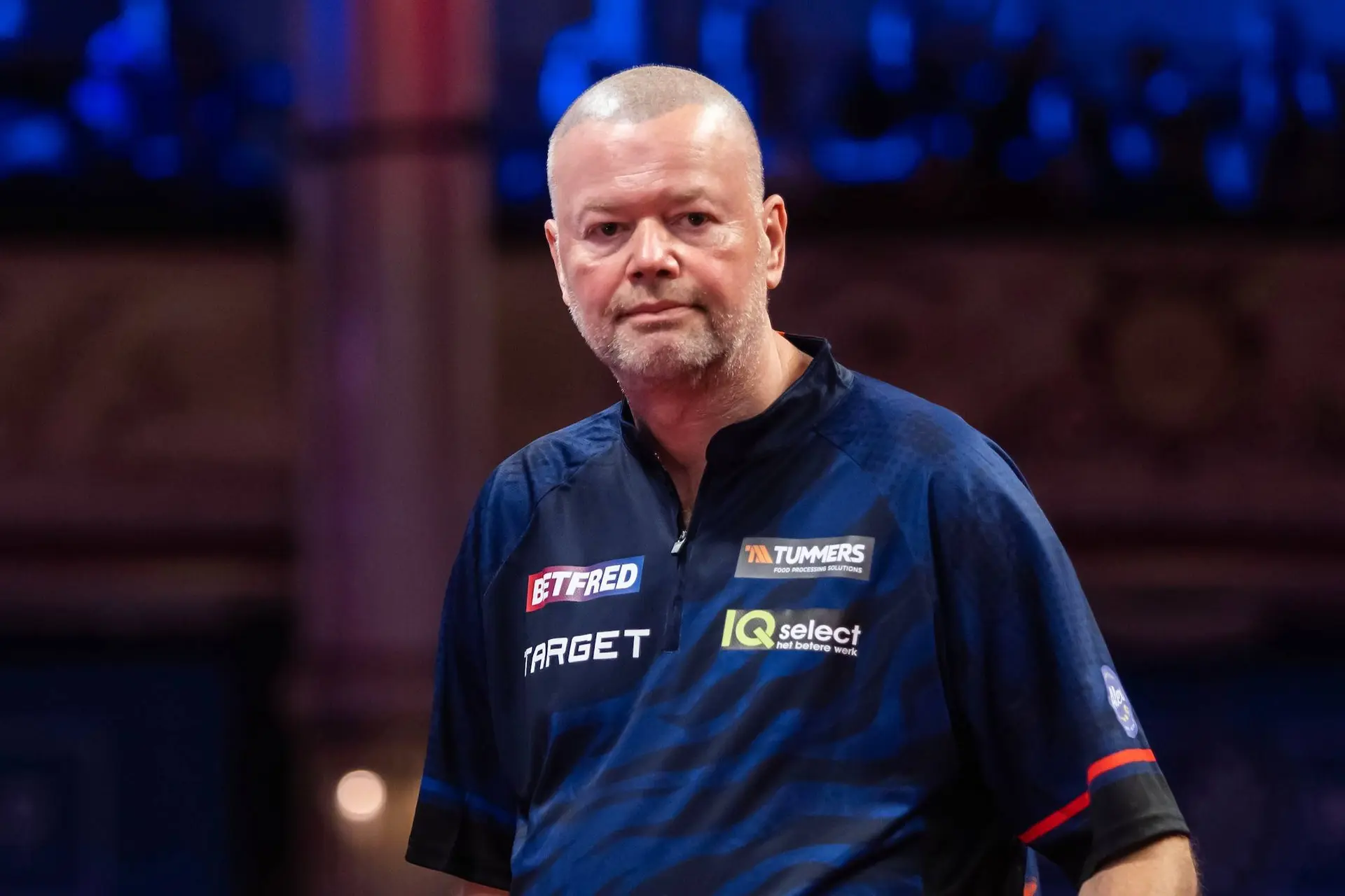 ''Hat er den Antrieb? Ich weiß nicht, was er noch hat'' - Darts-Analyst zweifelt an Zukunft Raymond van Barnevelds