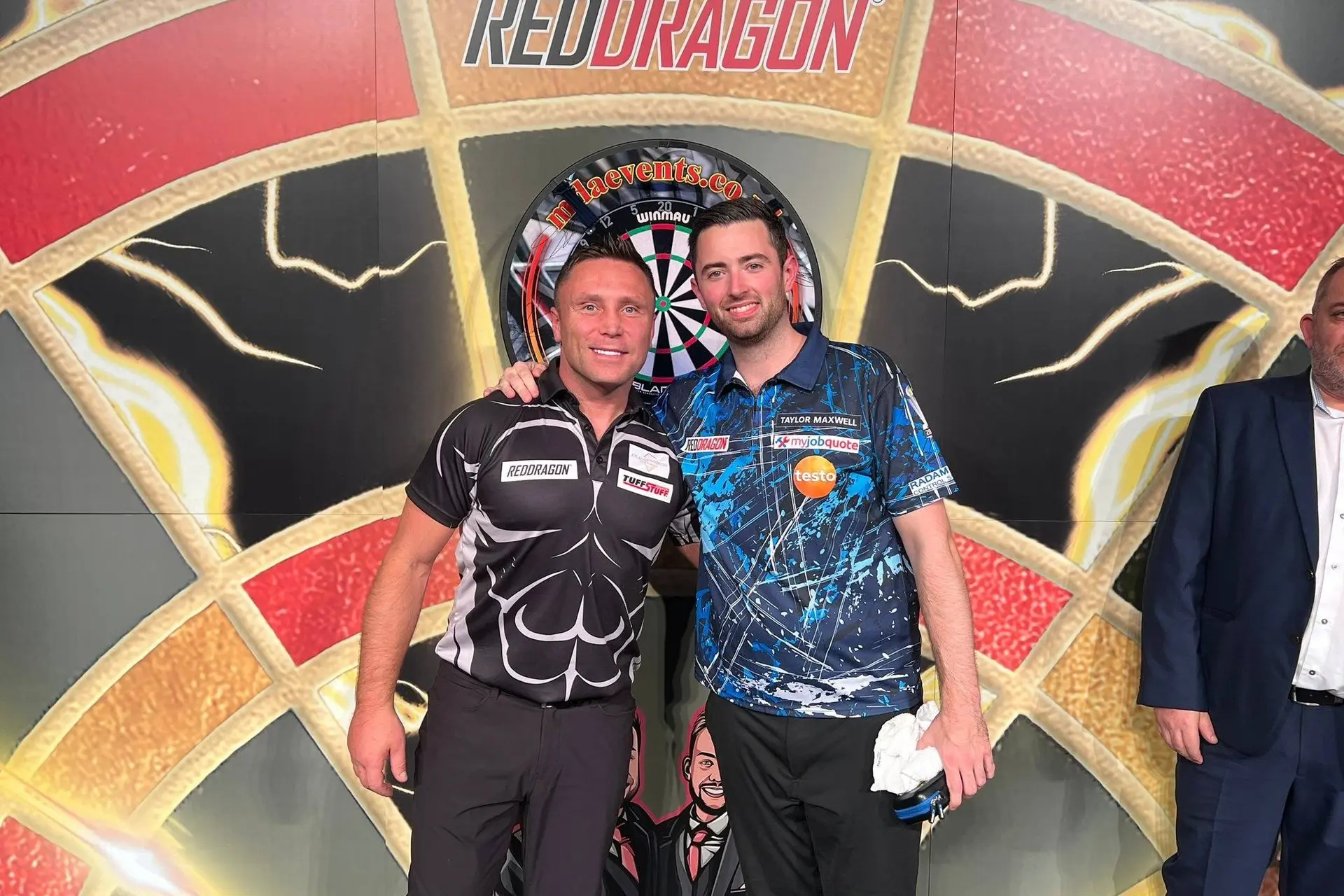 Der entfesselte Gerwyn Price fegt Luke Humphries beim Showturnier in Stevenage mit 9:0 und einem Durchschnitt von 116,61 Punkten vom Oche