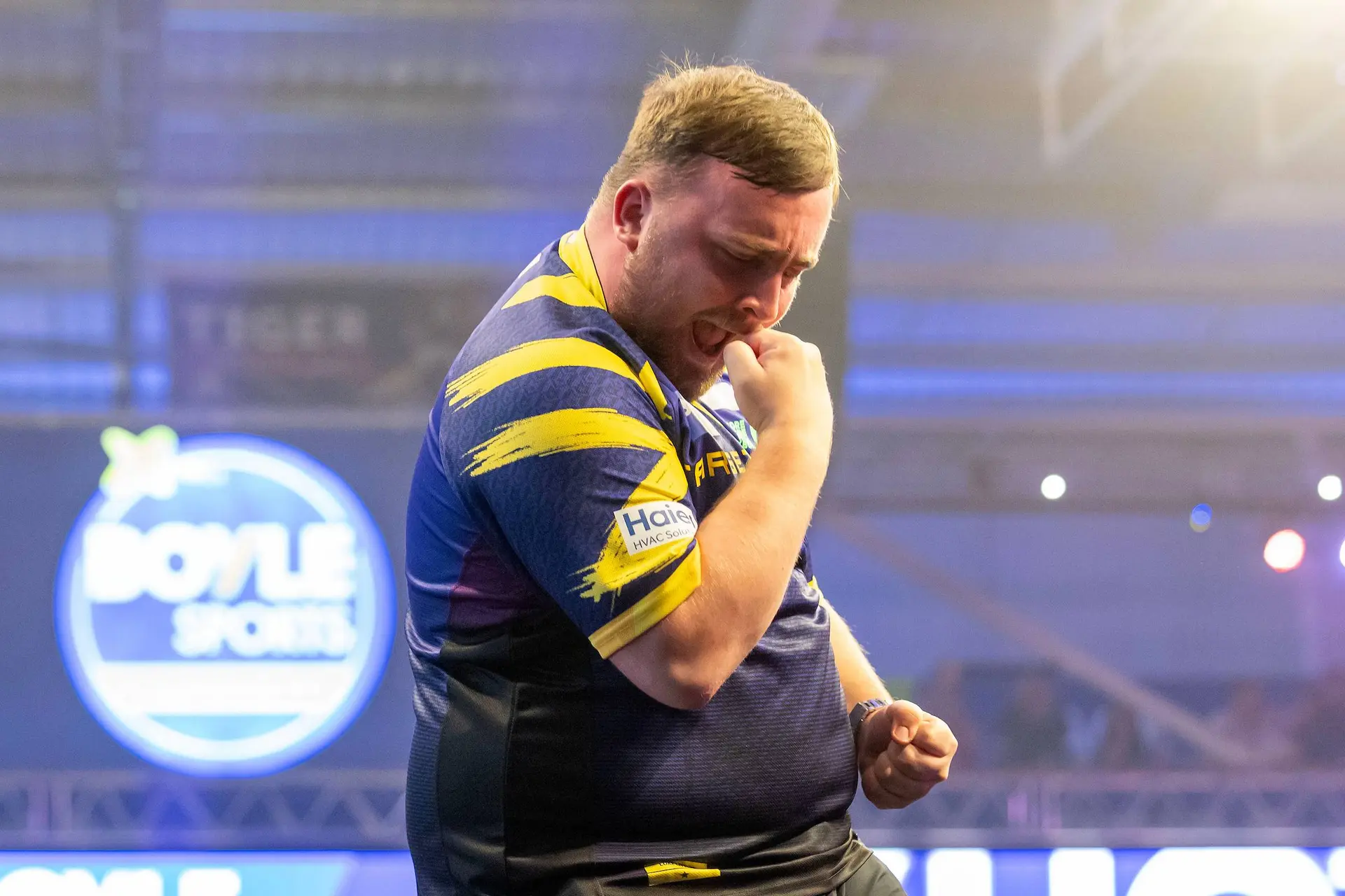 „Ich muss einfach in mich hineinlachen, wenn er es tut“: Luke Littler ringt Gerwyn Price in irrem Viertelfinale nieder
