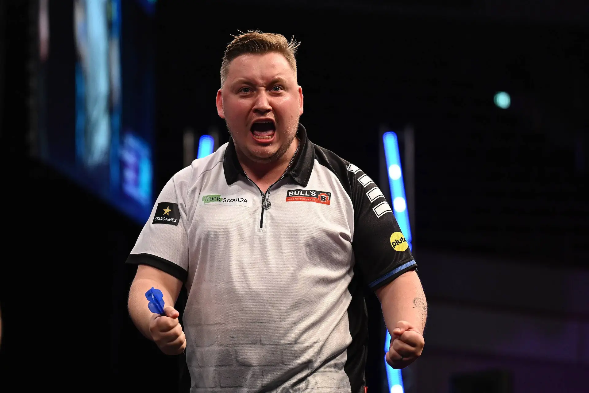 Martin Schindler gewinnt im Achtelfinale des European Darts Grand Prix in Sindelfingen gegen Jonny Clayton fulminant mit 6-1, Niko Springer verliert gegen Danny Noppert 4-6!