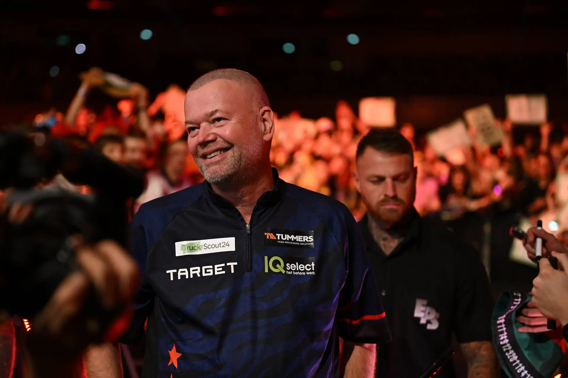 Raymond van Barneveld tritt in berühmter niederländischer TV-Sendung „Sterren op het doek" auf