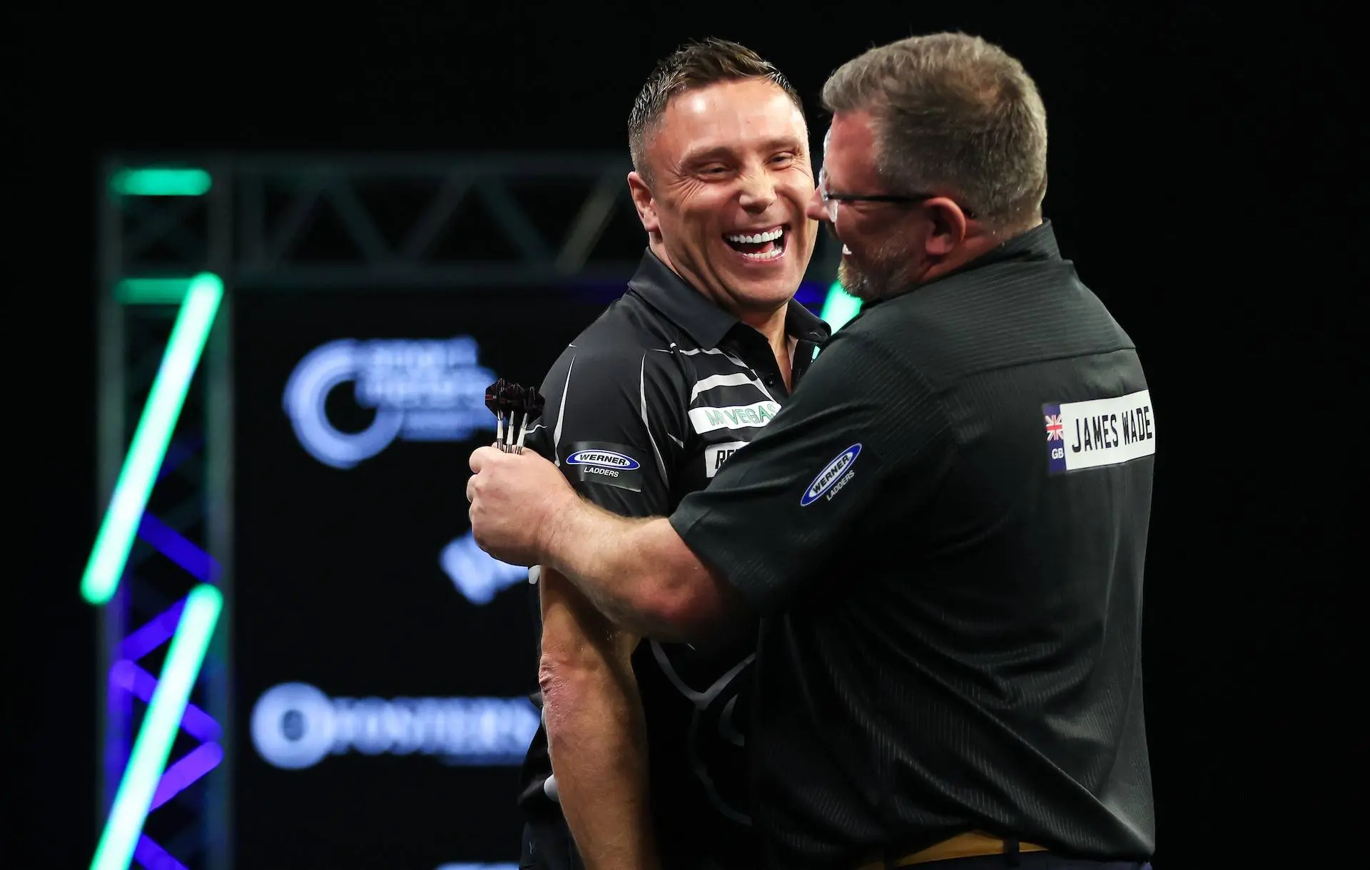 „Ich bin nicht hier, um dein Freund zu sein, ich bin hier, um dich kaputtzumachen“ — Gerwyn Price lässt Freundschaft außen vor und fegt seinen Freund James Wade mit einem Whitewash vom Board.