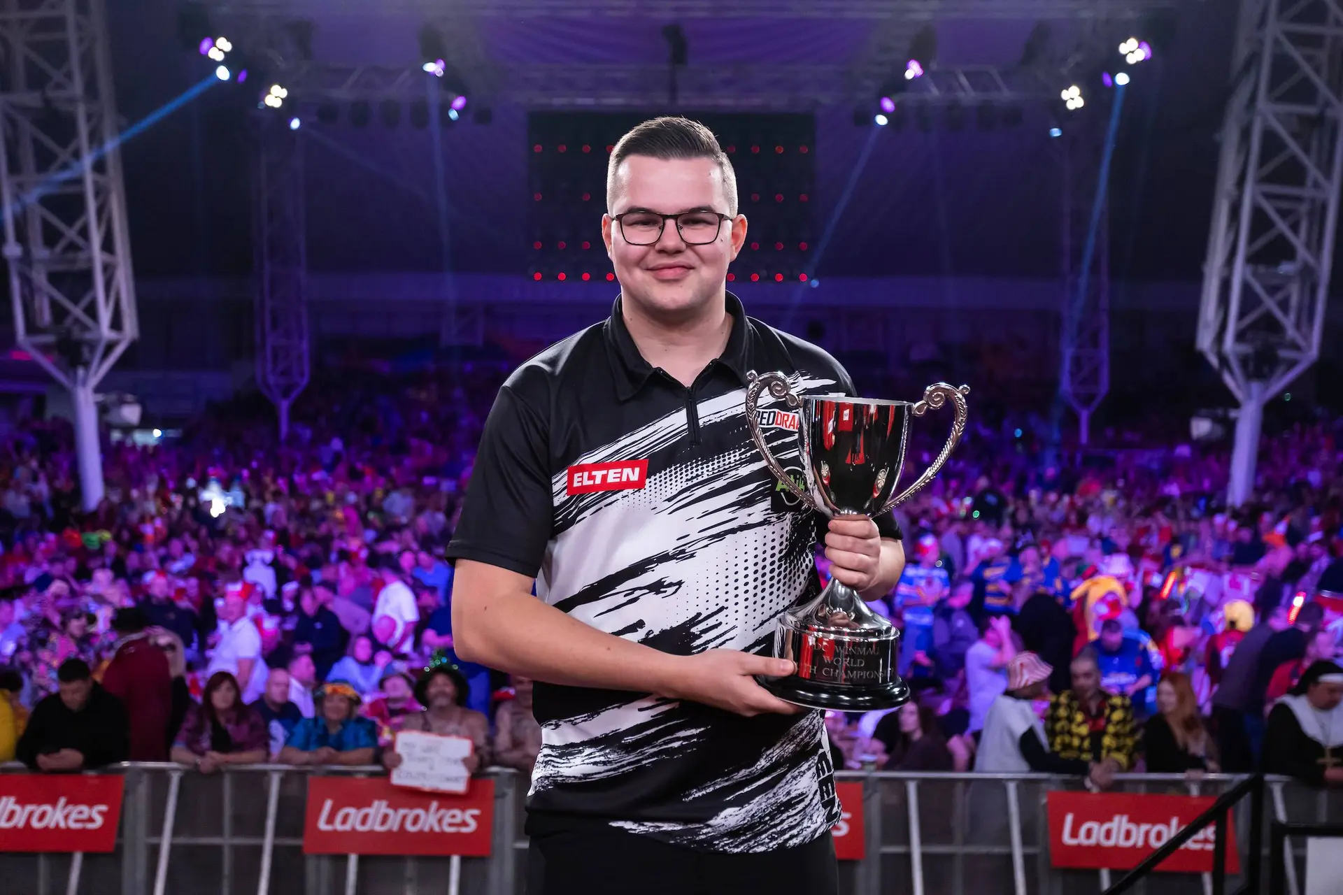 Gian van Veen poseert trots met de trofee van het EK Darts