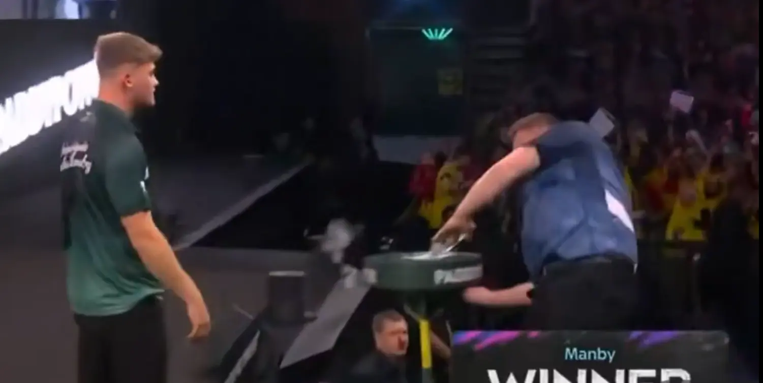 VIDEO: Cameron Menzies rastet völlig aus! Schotte schlägt nach WM-Aus auf den Getränketisch ein (Update)