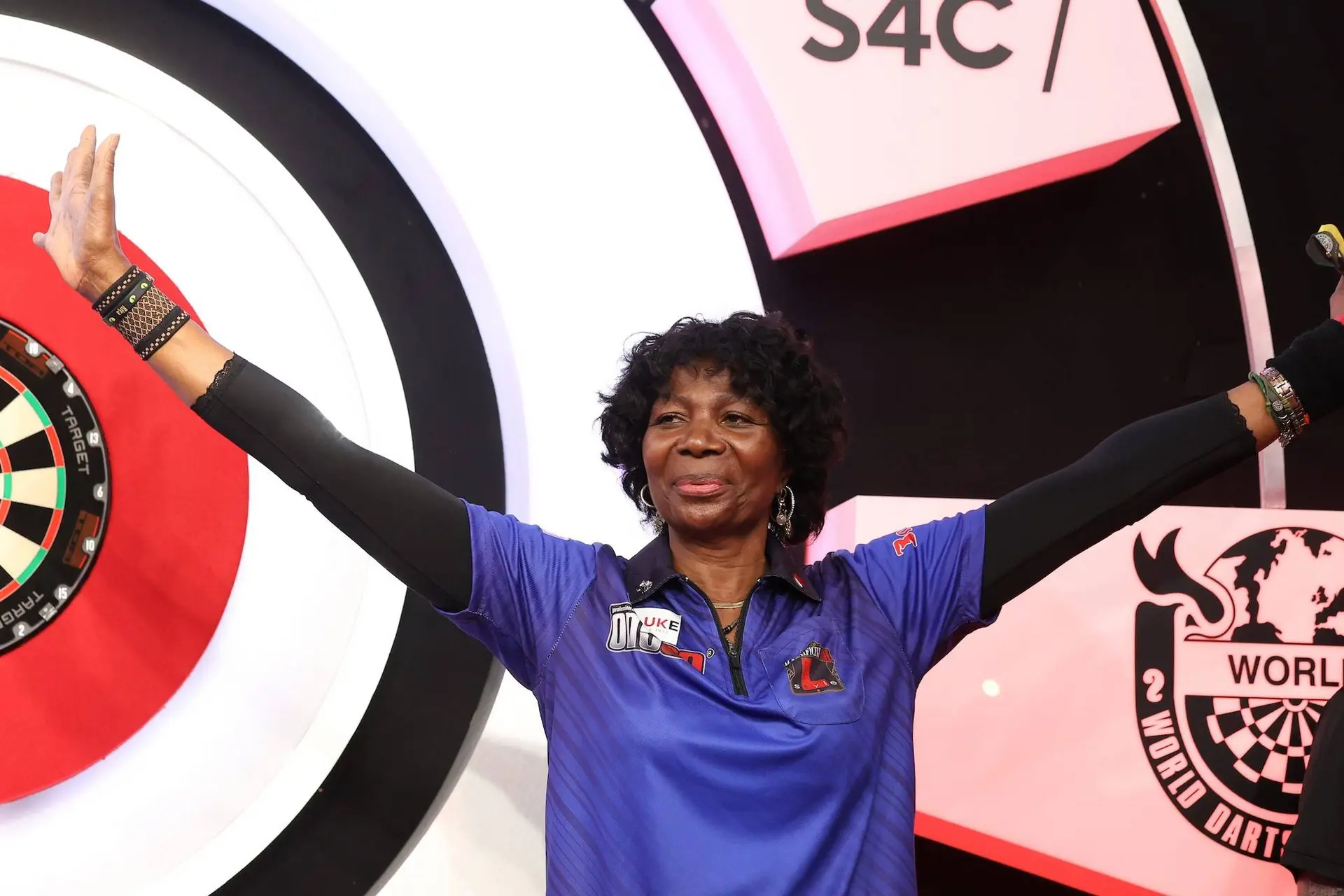 Deta Hedman schreibt Geschichte: Mit 66 Jahren älteste Darts-Weltmeisterin aller Zeiten