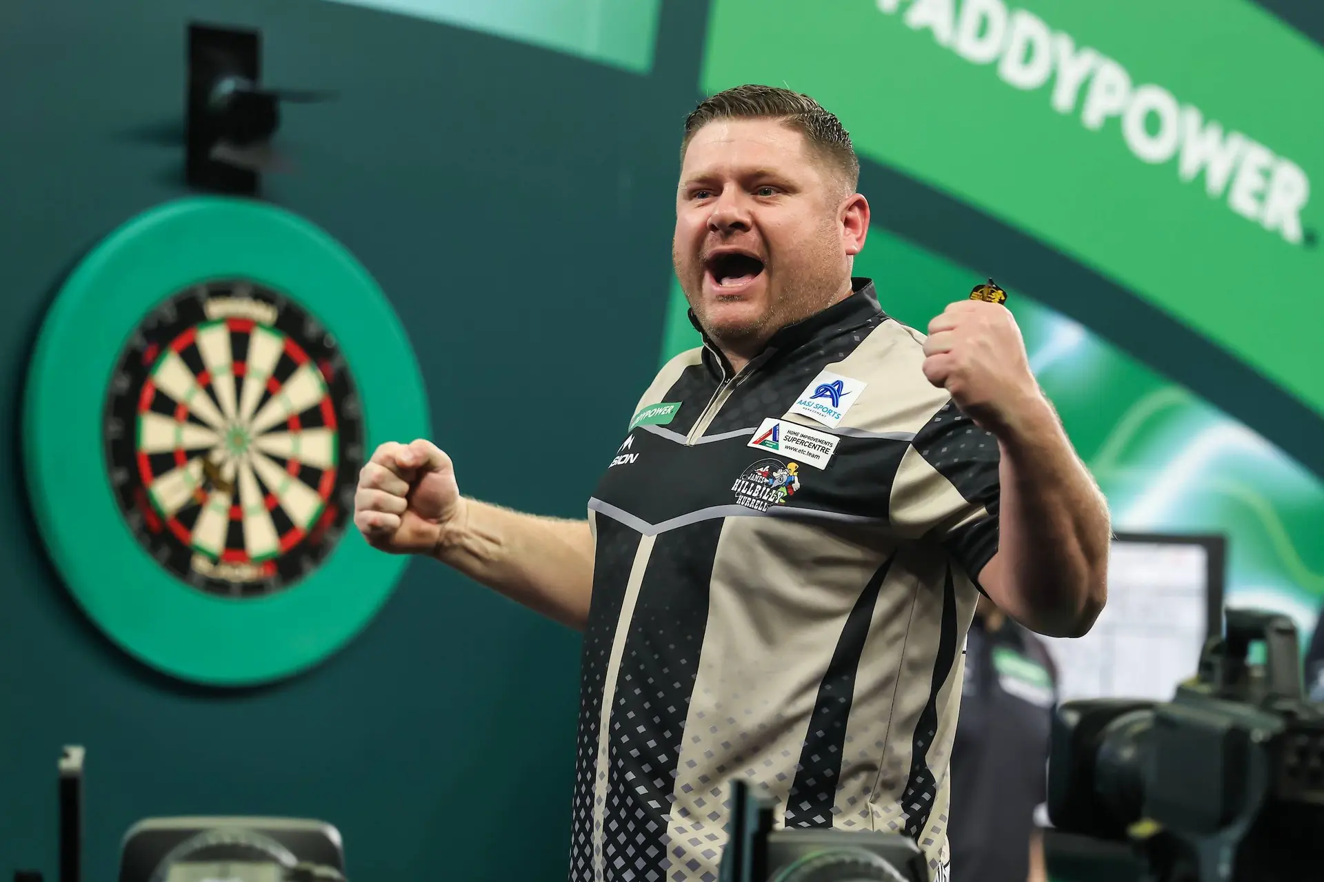 LIVE Darts WM 2026: James Hurrell wirft Dirk van Duijvenbode in Fünf-Satz-Thriller aus dem Turnier!