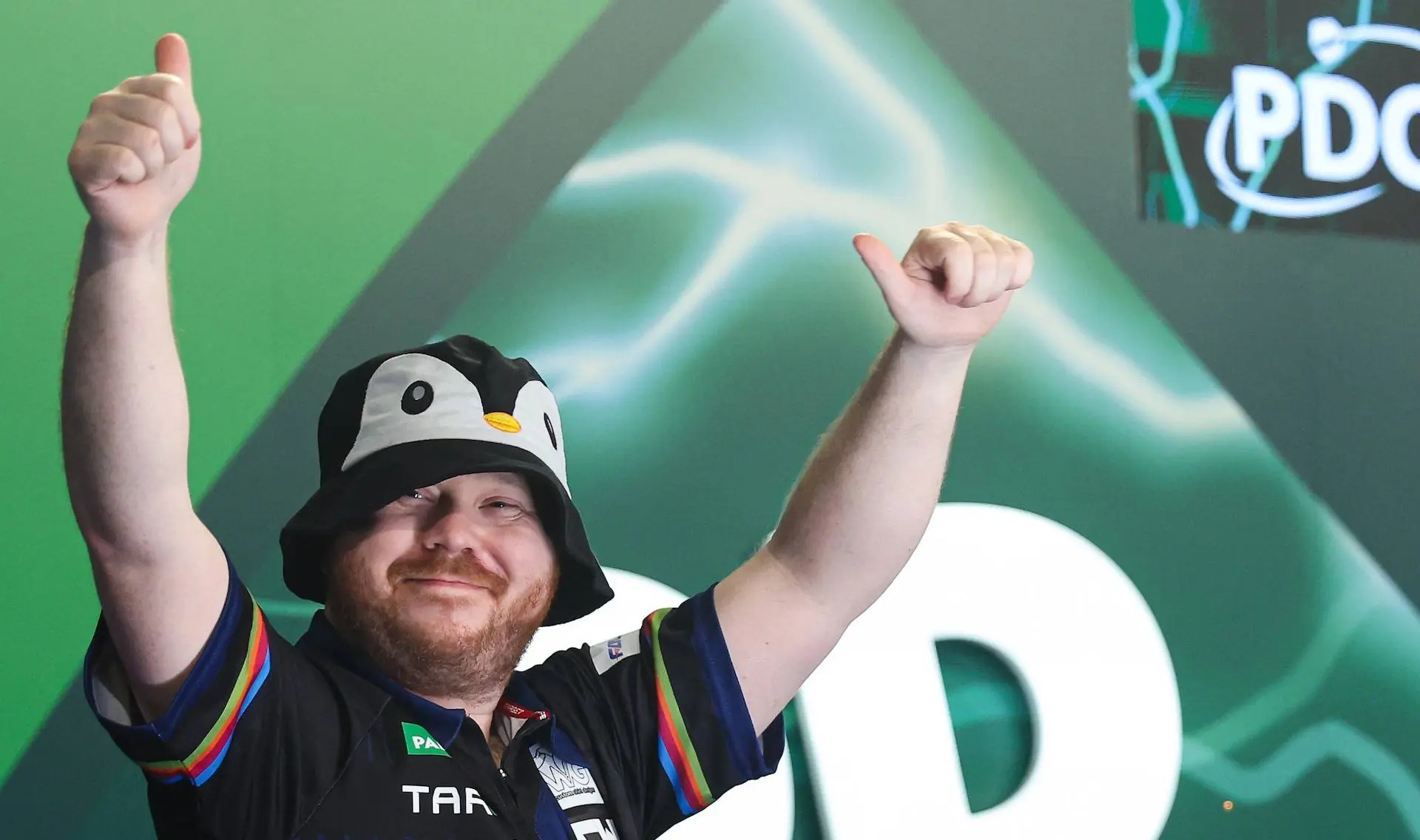 Justin Hood trägt eine Pinguin-Mütze