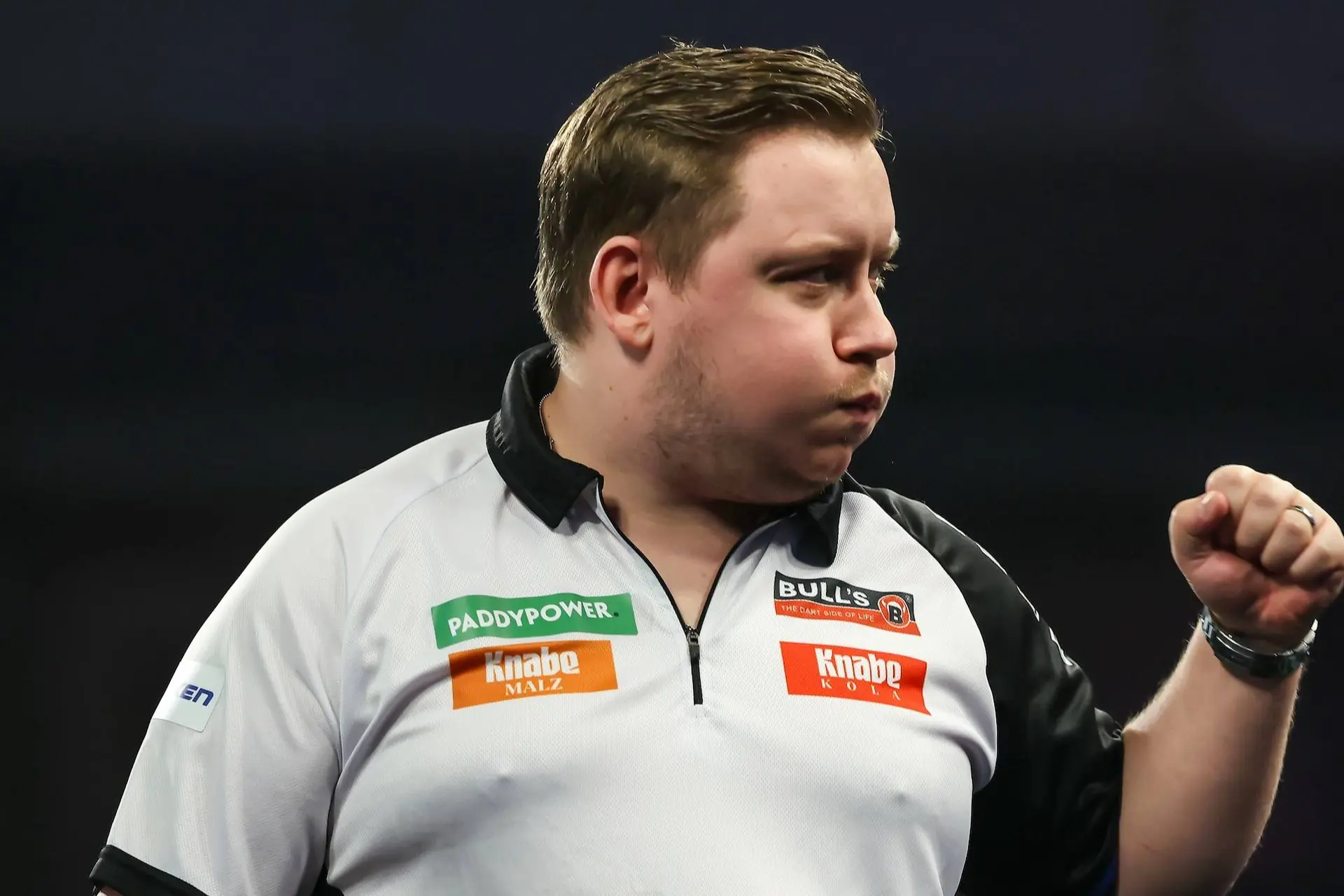 Martin Schindler startet mit Weltklasse-Leistung in die Darts WM 2026 – Stefan Bellmont schickt Raymond van Barneveld zu null nach Hause