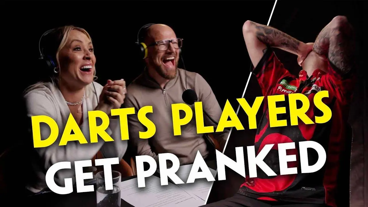 (VIDEO) „Dein Spitzname ist Meaty Mike“ – falsche Spitznamen, Verwechslungen und durcheinandergewürfelte Ranglisten, als van Gerwen, Humphries und Price mit urkomischen Fake-Interviews hereingelegt wurden