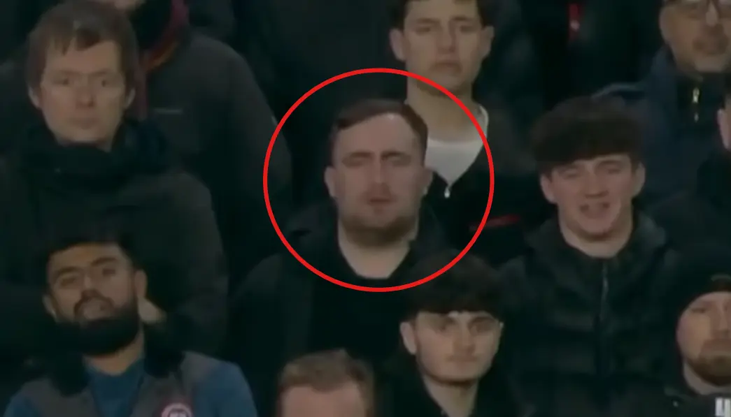 Luke Littler taucht im Auswärtsblock von Manchester United auf – kurz vor seinem Auftaktspiel bei der Darts WM