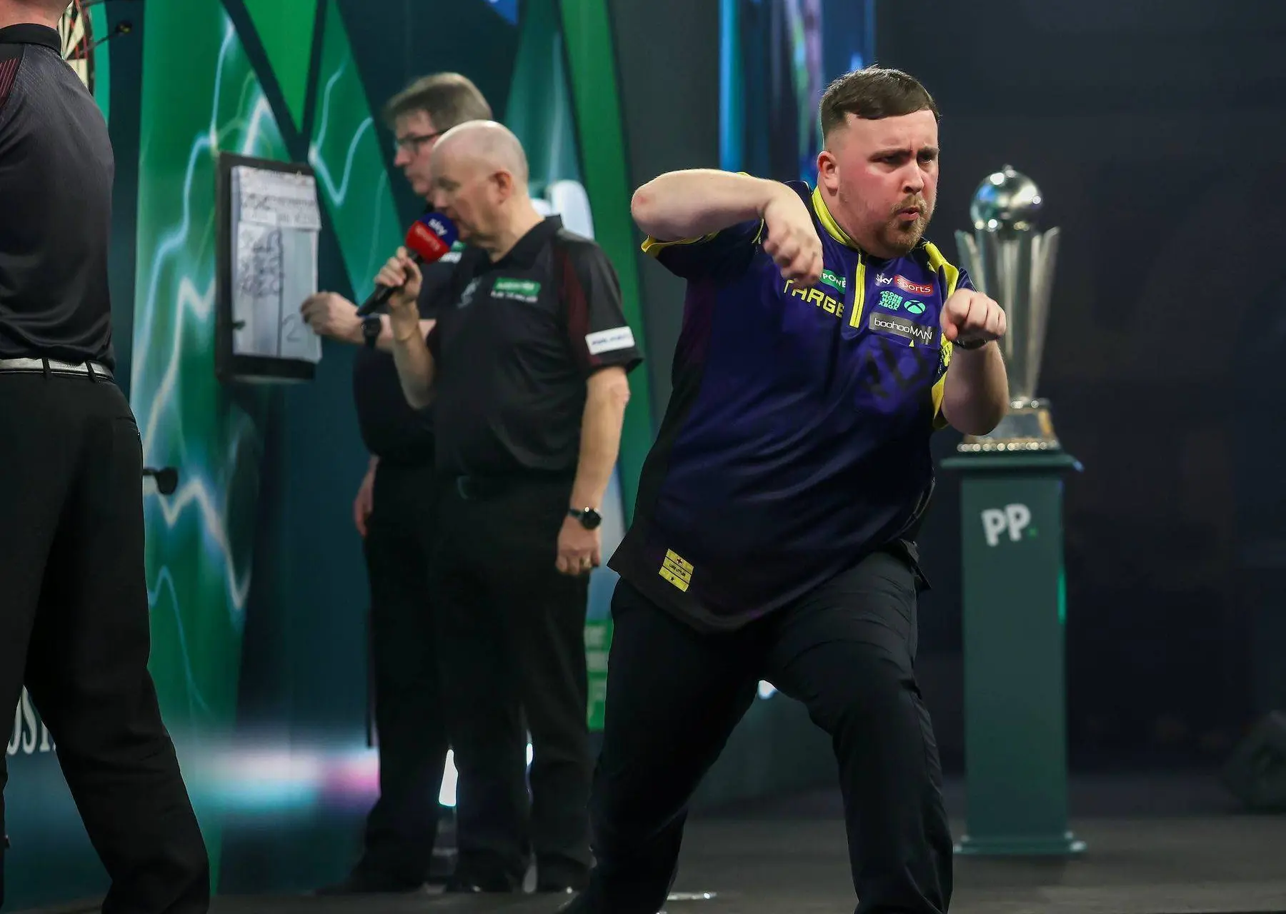 „Wenn man auf Muhammad Ali schaut, die Leute hassten ihn. Sie zahlten dafür, ihn verlieren zu sehen“: Luke Littler wird von einem WWE-Champion geraten, die durch seine Darts-Dominanz entstandene ‚Schurkenrolle‘ anzunehmen