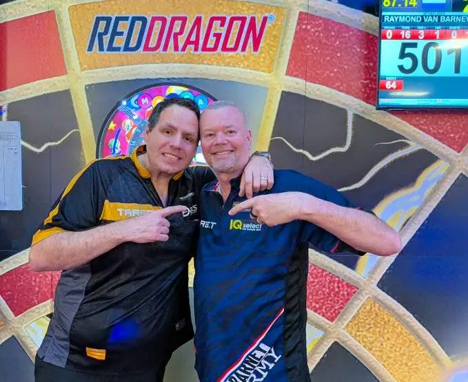Adrian Lewis besiegt Raymond van Barneveld im Duell der „dartenden Opas“ in Birmingham