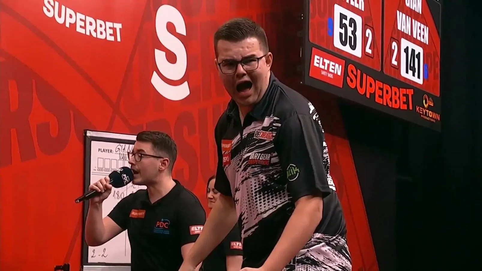 VIDEO: Gian van Veen wirft seinen ersten TV-Neundarter überhaupt im Finale gegen Luke Littler