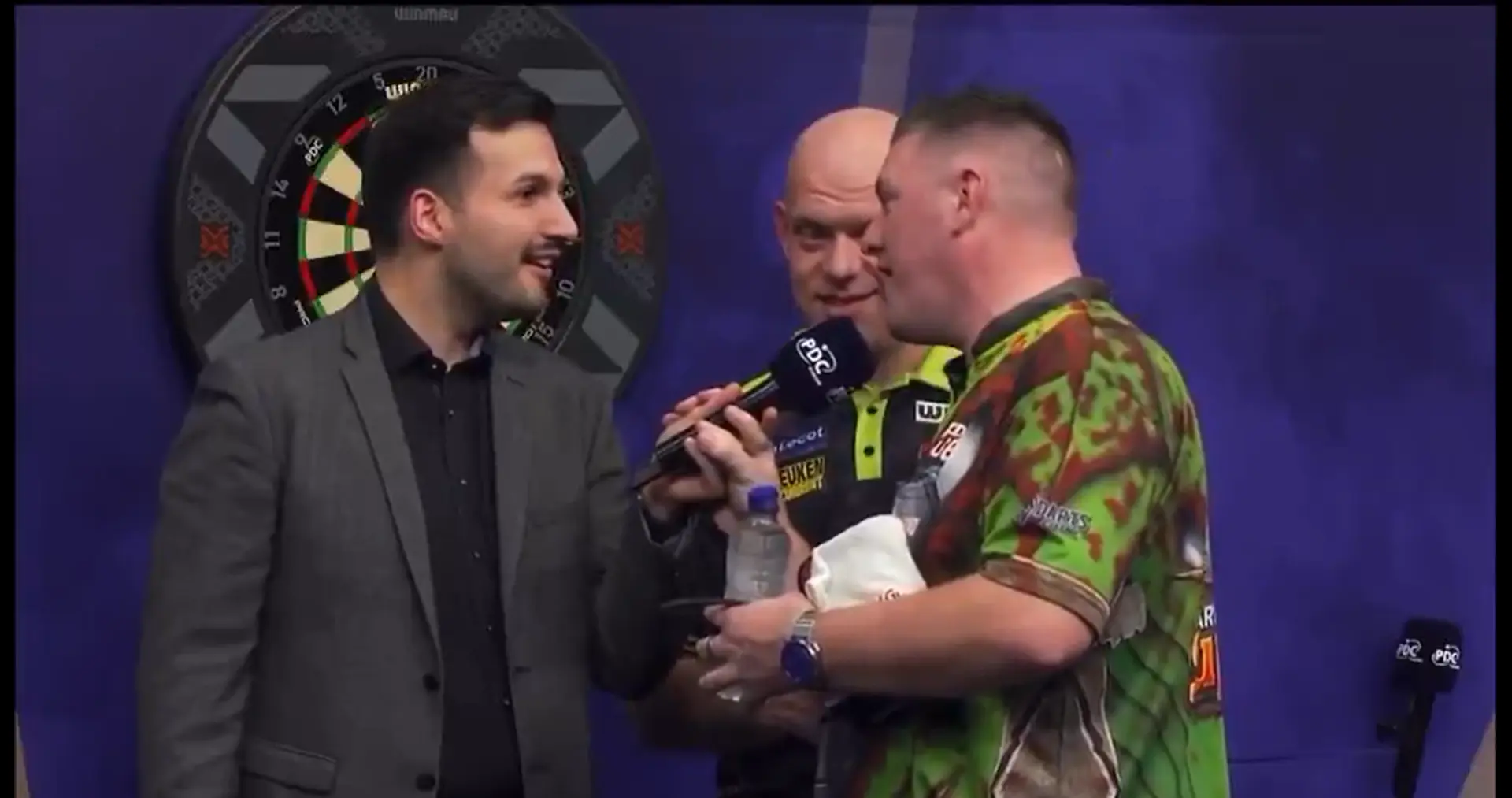 VIDEO | "Ich bin älter, aber ich sehe besser aus“ - Geburtstagskind Gurney neckt Van Gerwen
