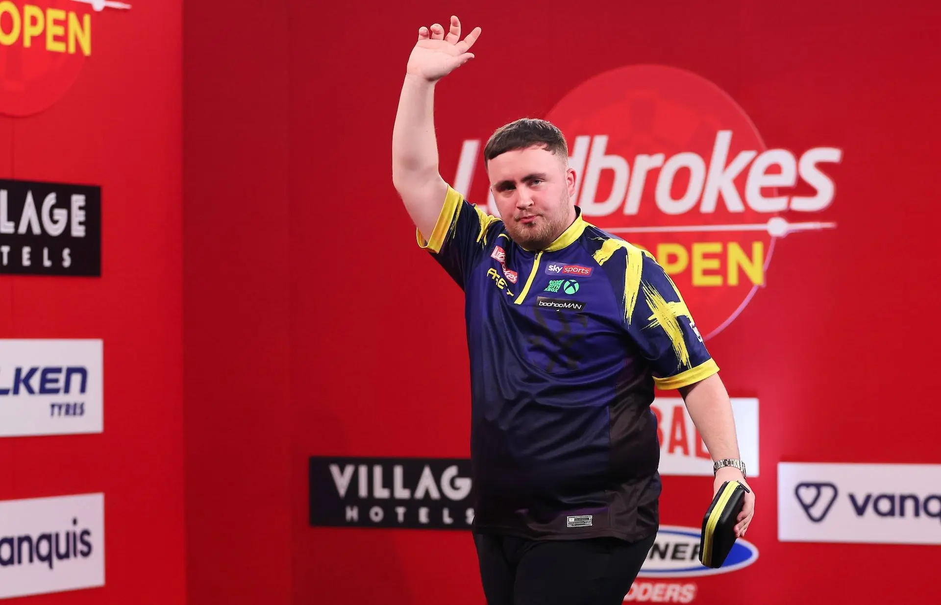 „Ich sagte zu ihm: Nächstes Jahr darfst du den Pokal haben“ – Luke Littler scherzt nach seinem UK Open Triumph mit James Wade