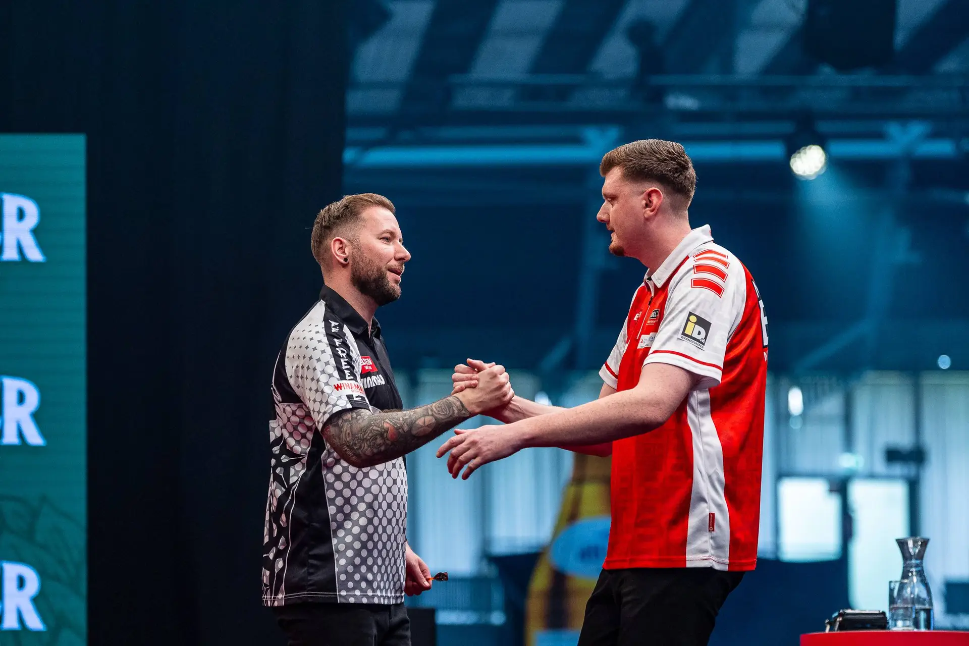Danny Noppert und Niko Springer beim Handshake.