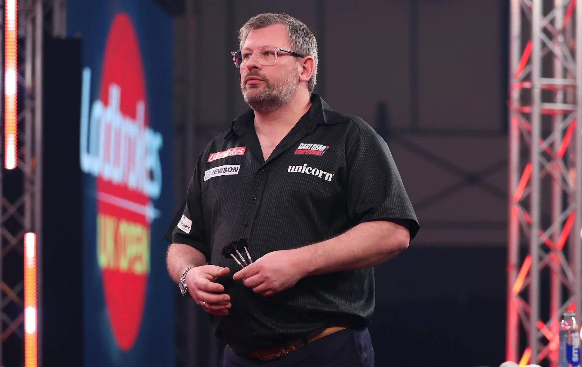 James Wade flucht über Bühne: „Es quietscht wie verrückt“ bei Players Championship 8