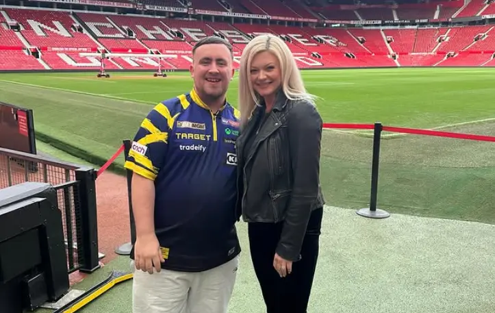 „Schon schlimmere Medientage gehabt, was für ein Tag!“ – Luke Littler erhält besonderen Empfang im Old Trafford vor der Premier League Darts in Manchester