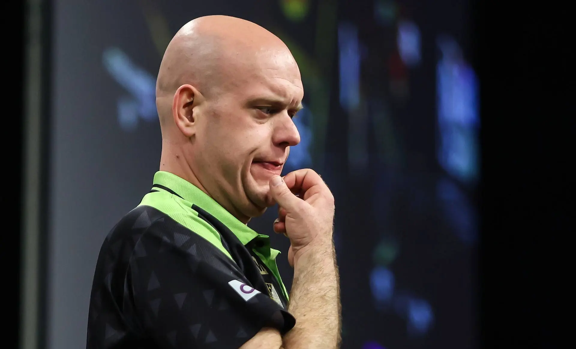 VIDEO | Michael van Gerwen bekommt Schlag ins Gesicht bei Königsnacht – Täter entschuldigt sich: „In dem Mann steckte eindeutig zu viel Alkohol“