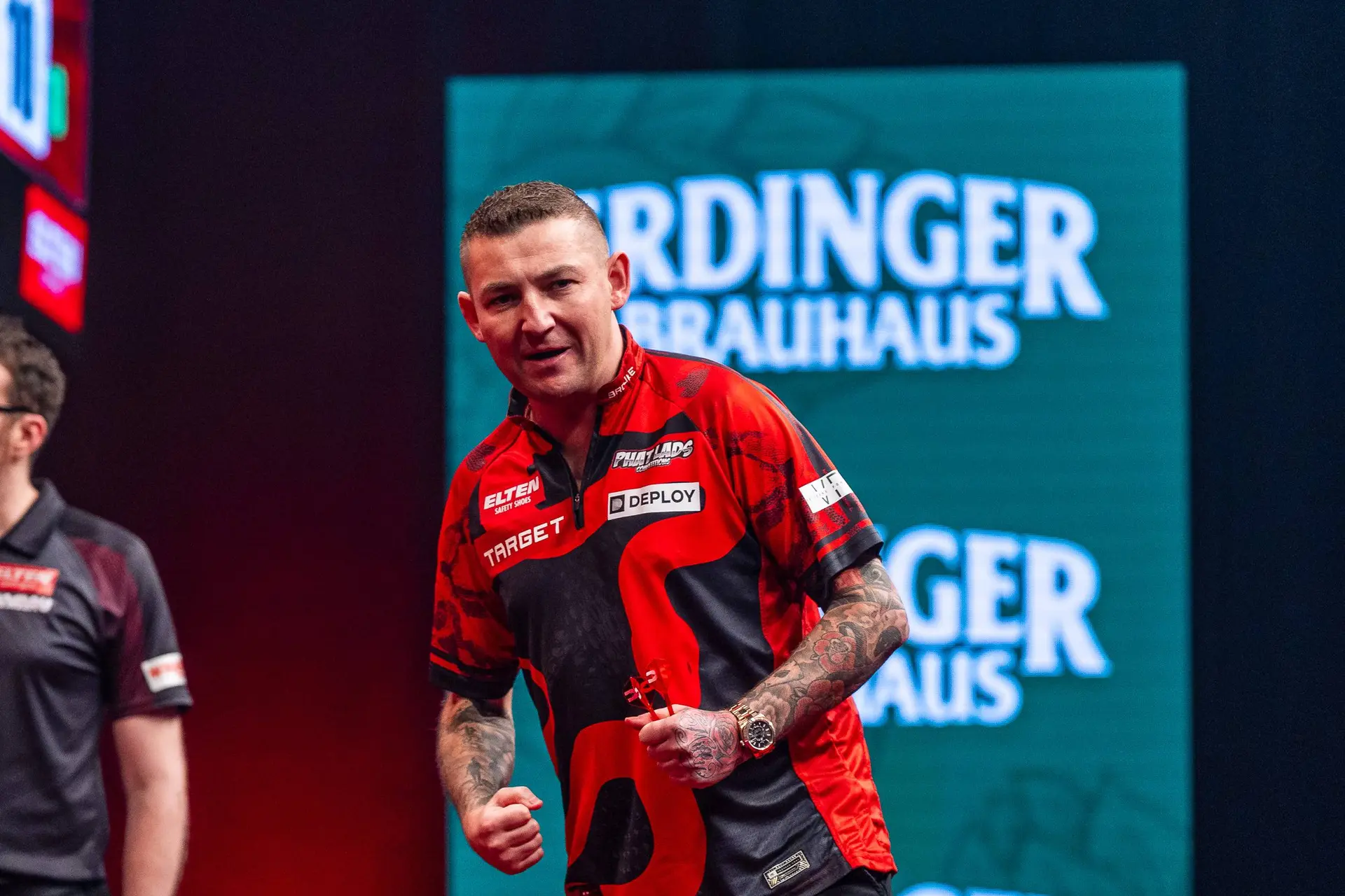 „Ich hatte mehr als nur ein paar Bier — ich hatte eine Menge Bier!“ – Nathan Aspinall erwischt nach wilden München-Feiern gerade noch seinen Flug