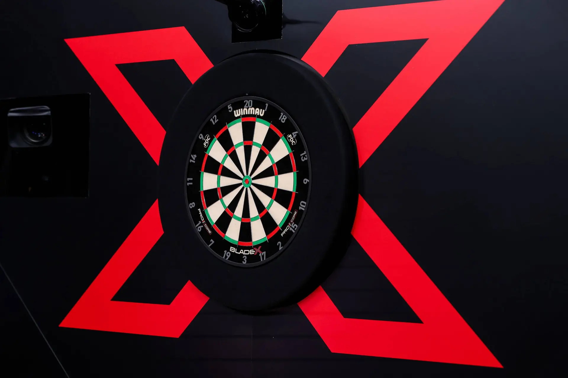 „Statistisch betrachtet hat das Blade X weniger Abpraller als jede bisherige Dartscheibe“ – Winmau reagiert auf wachsende Kritik an der PDC-Dartscheibe