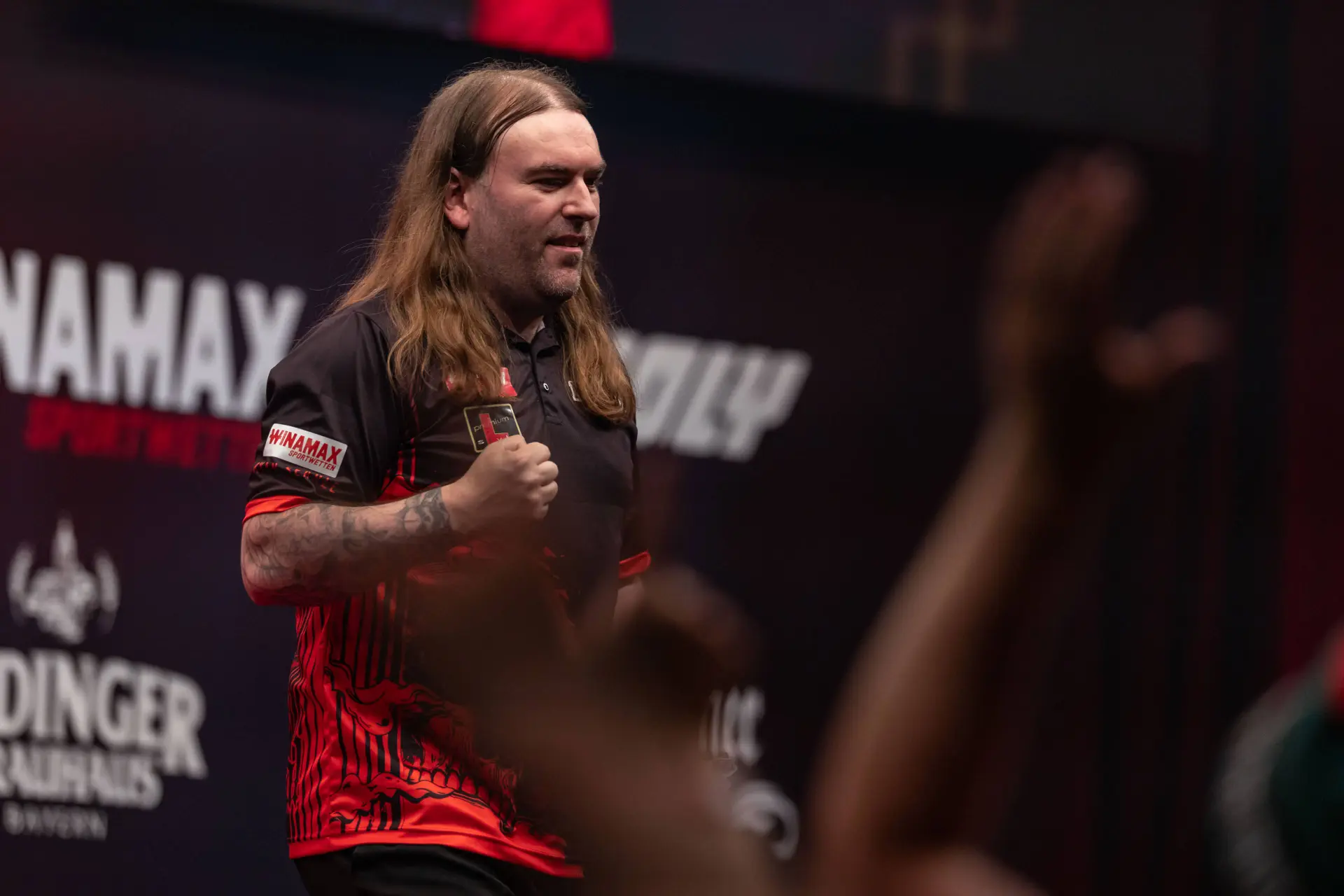 Baltic Sea Darts Open am Samstagnachmittag | Ein zufälliger Fehlalarm steht im Mittelpunkt: Woodhouse bleibt nach der Störung cool, Break-Wahnsinn bei Searles Sieg, und Chisnall, van Schie, Evans und Nijman fahren Siege ein