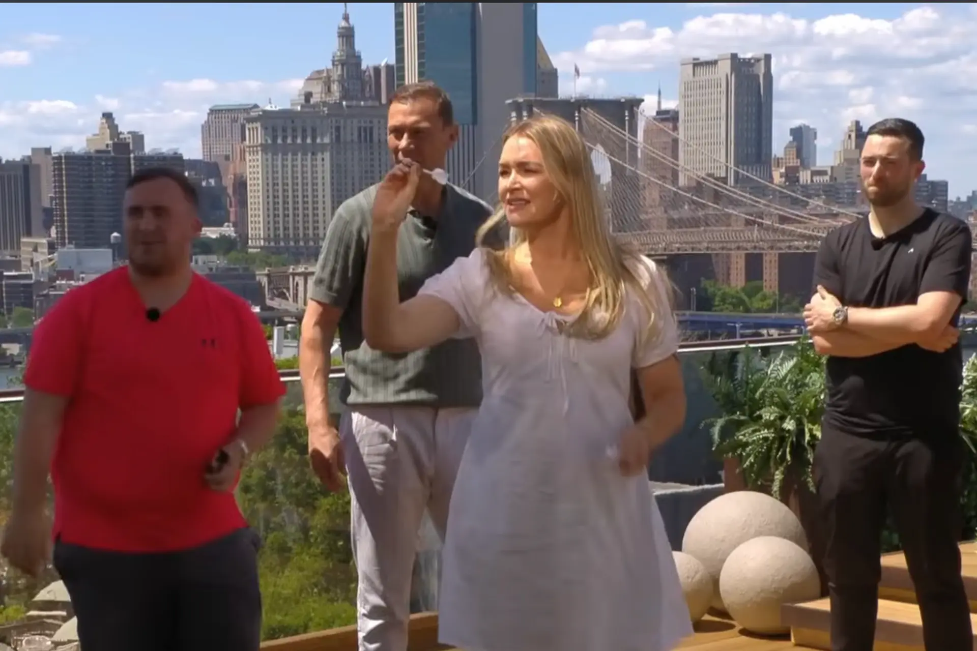 (VIDEO) Moderatorin Laura Woods überrascht und checkt das Siegdoppel im Doppel mit Luke Littler gegen Luke Humphries und Duncan Ferguson