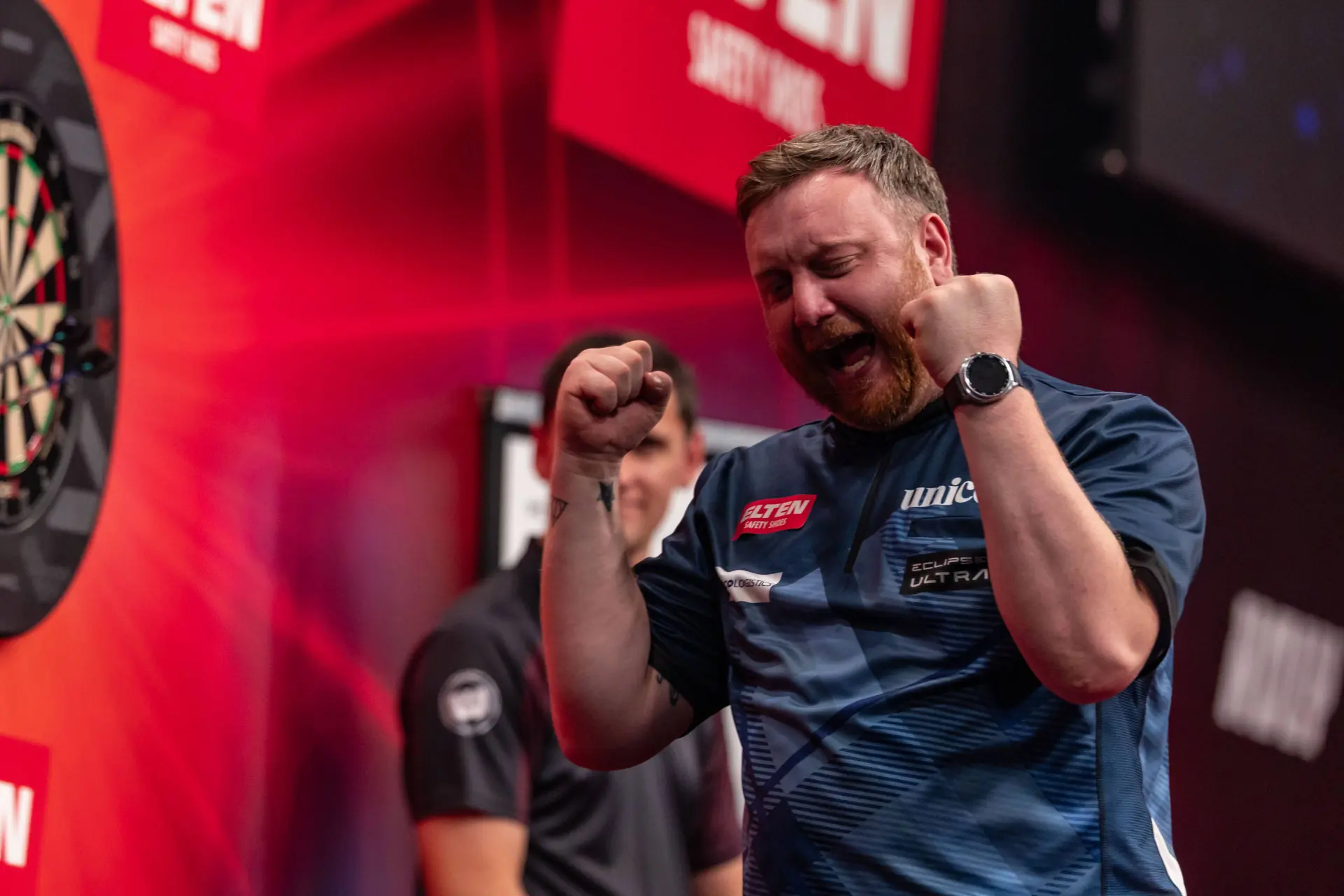 Cameron Menzies reißt die Arme in die Höhe
