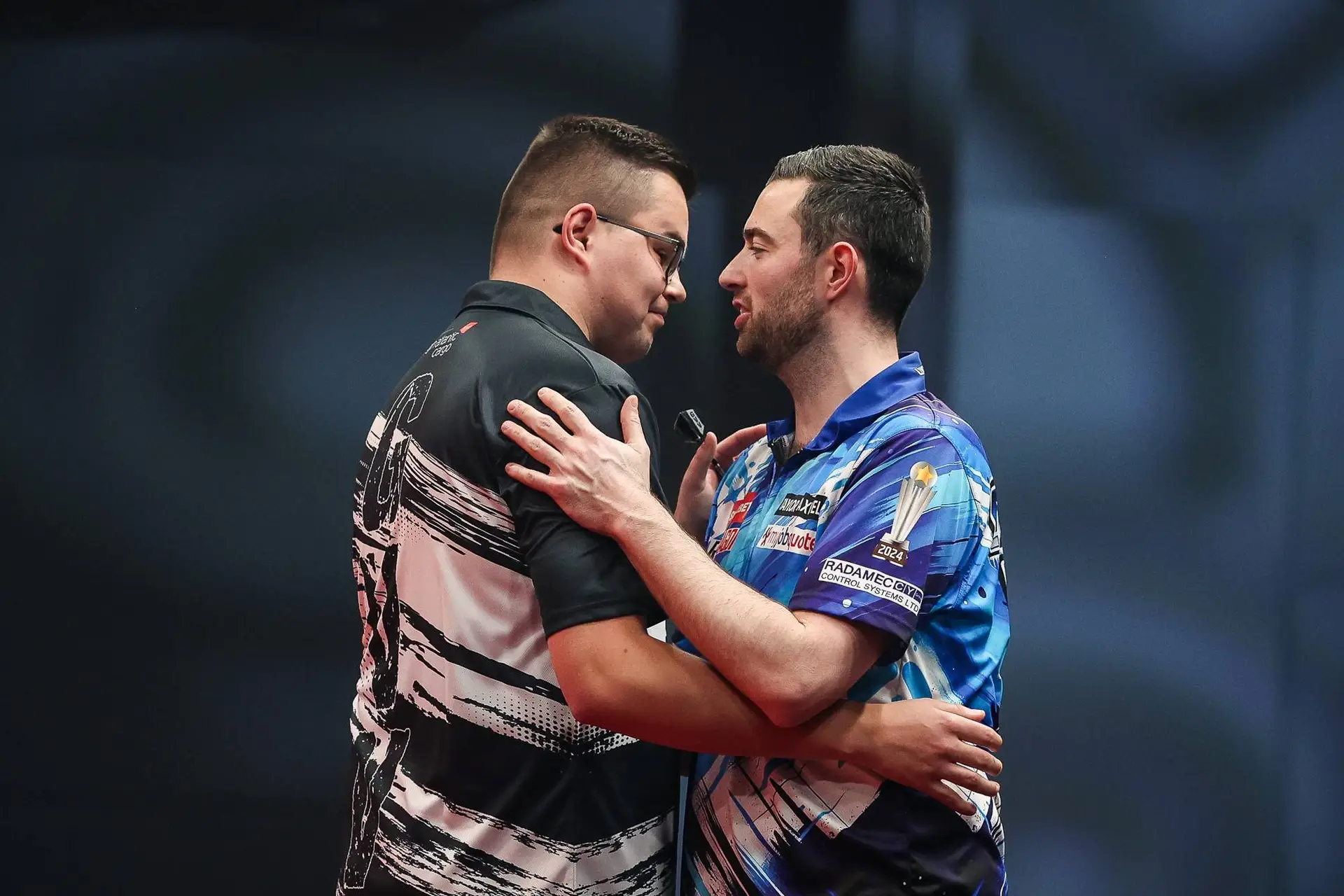 Gian van Veen &amp;amp;amp; Luke Humphries umarmen sich.