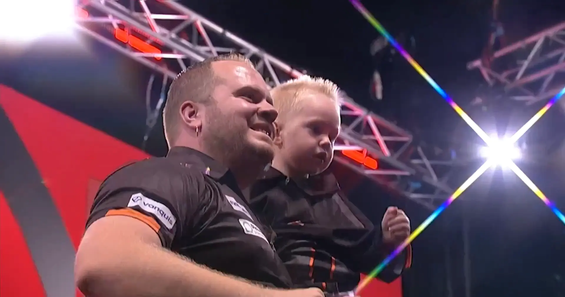 Dirk van Duijvenbode feiert Sensation gegen Luke Humphries mit Sohn Levi auf der Bühne