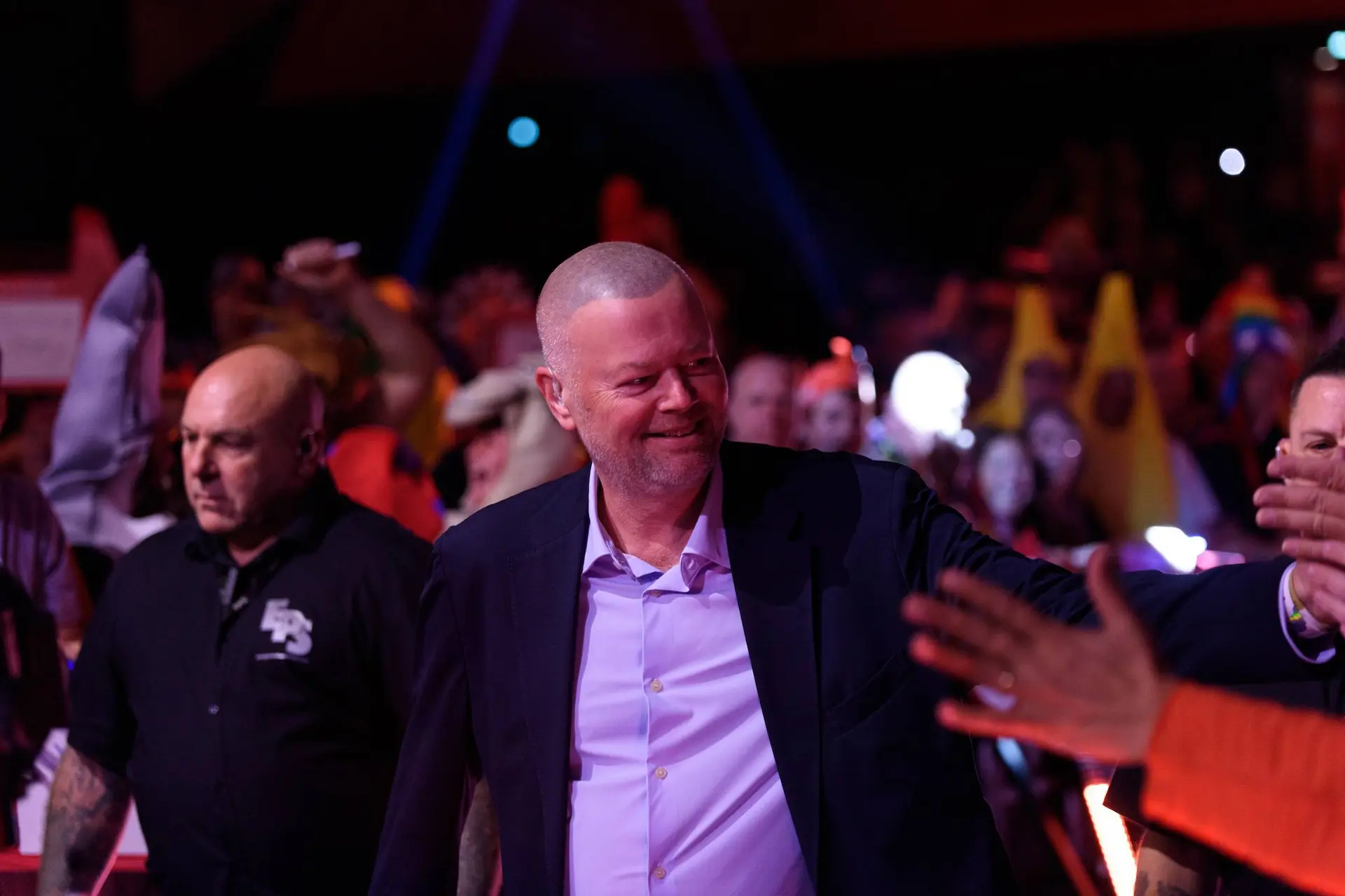 VIDEO: Raymond van Barneveld überrascht niederländische Fans mit legendärem Walk-on in Amsterdam
