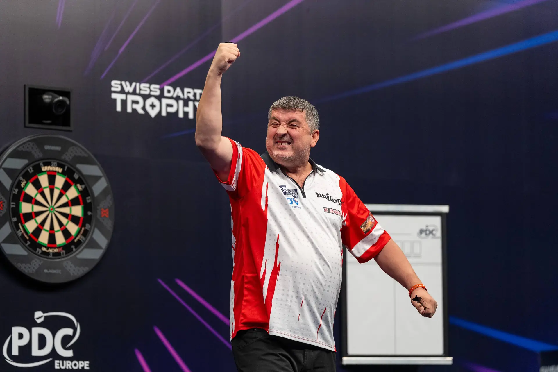 LIVE Swiss Darts Trophy 2026: Überragender Mensur Suljovic stürmt ins Halbfinale – Gian van Veen übersteht drei Matchdarts