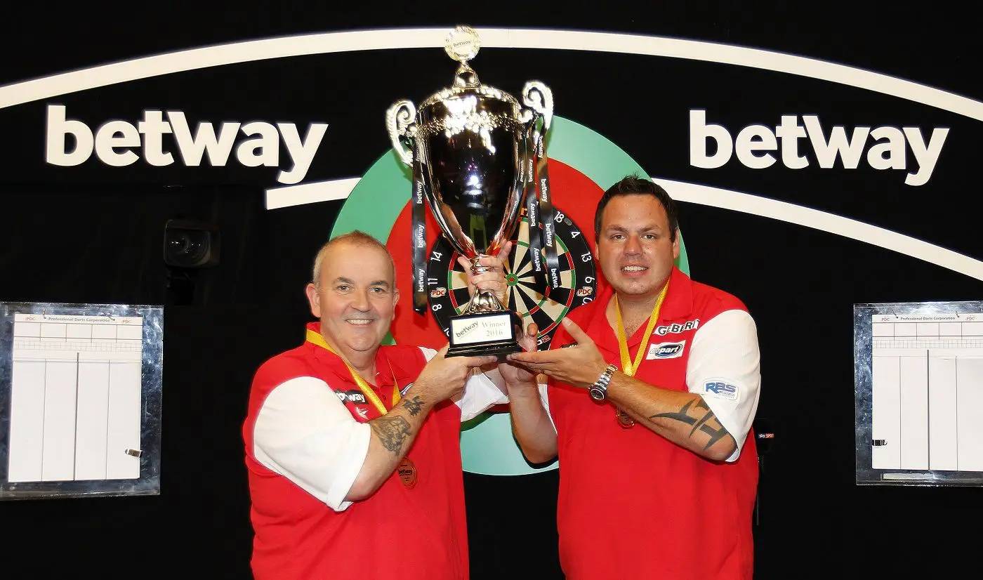 Phil Taylor &amp; Adrian Lewis halten die World Cup-Trophäe in den Händen