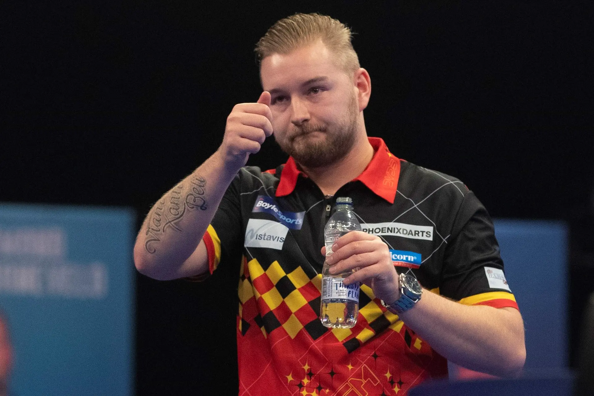 Van den Bergh na laatste leg langs Aspinall en bereikt halve eindstrijd in Coventry