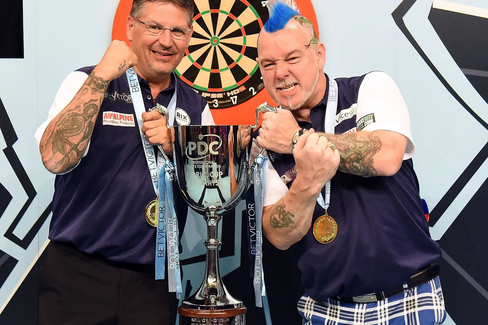 Gary Anderson en Peter Wright tillen de World Cup-trofee