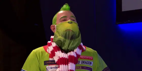 VIDEO: Wright maakt opwachting als 'The Grinch' tijdens opkomst op WK Darts