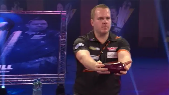 VIDEO: Van Duijvenbode zorgt voor hilarische rentree op WK Darts met aubergine bij opkomst